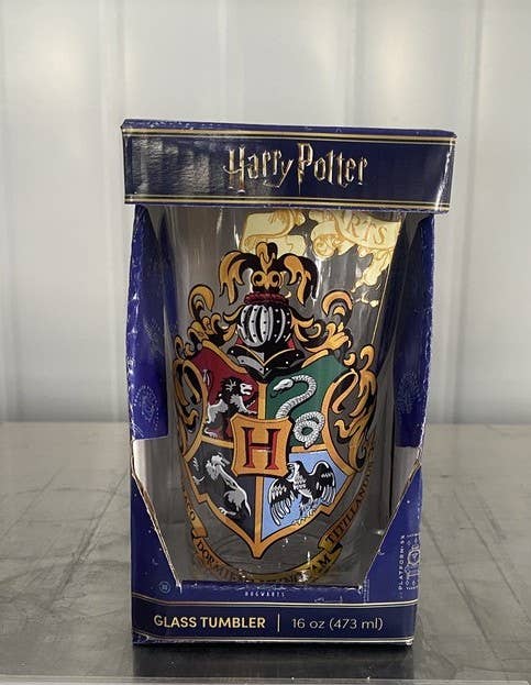 Harry Potter Hogwarts Crest with Flag 16oz Pint Glass